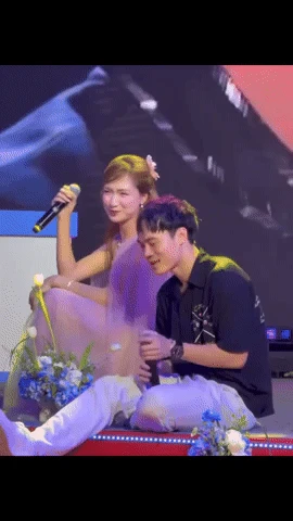 Văn Toàn đưa Hòa Minzy về ra mắt, công khai tình tứ chốn đông người, fan rần rần - Hình 2