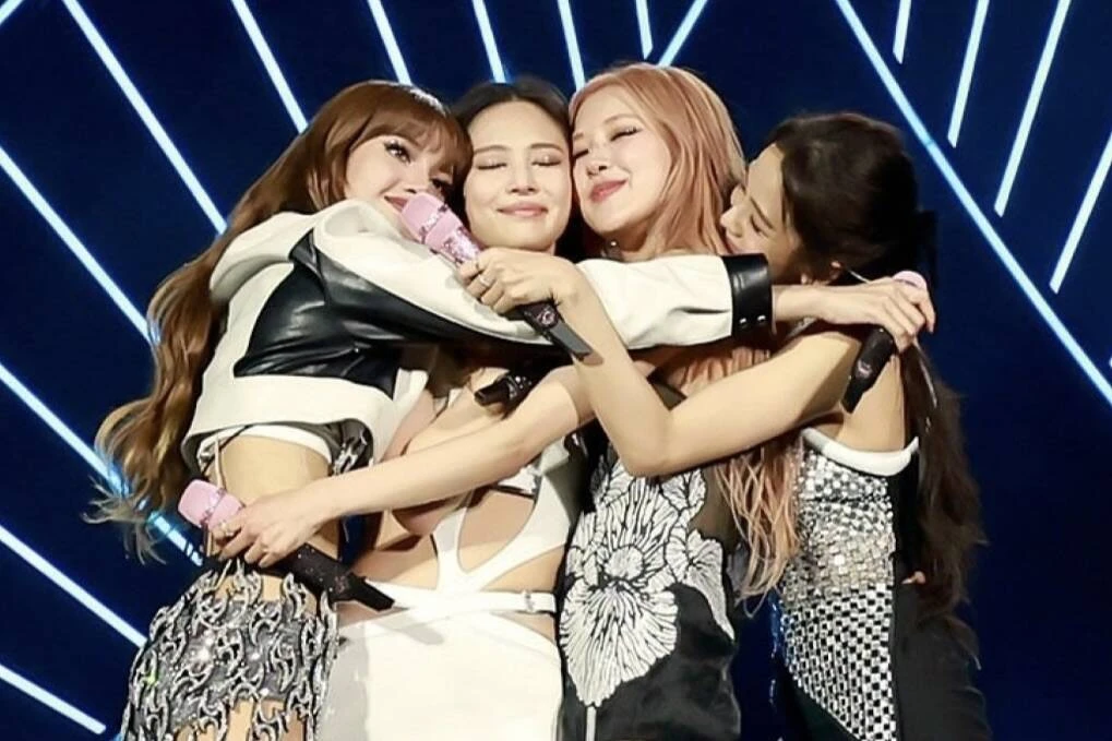BLACKPINK vô tình hất bẩn sang IVE, 2 clip so sánh có gì khiến fan cãi nảy lửa - Hình 5
