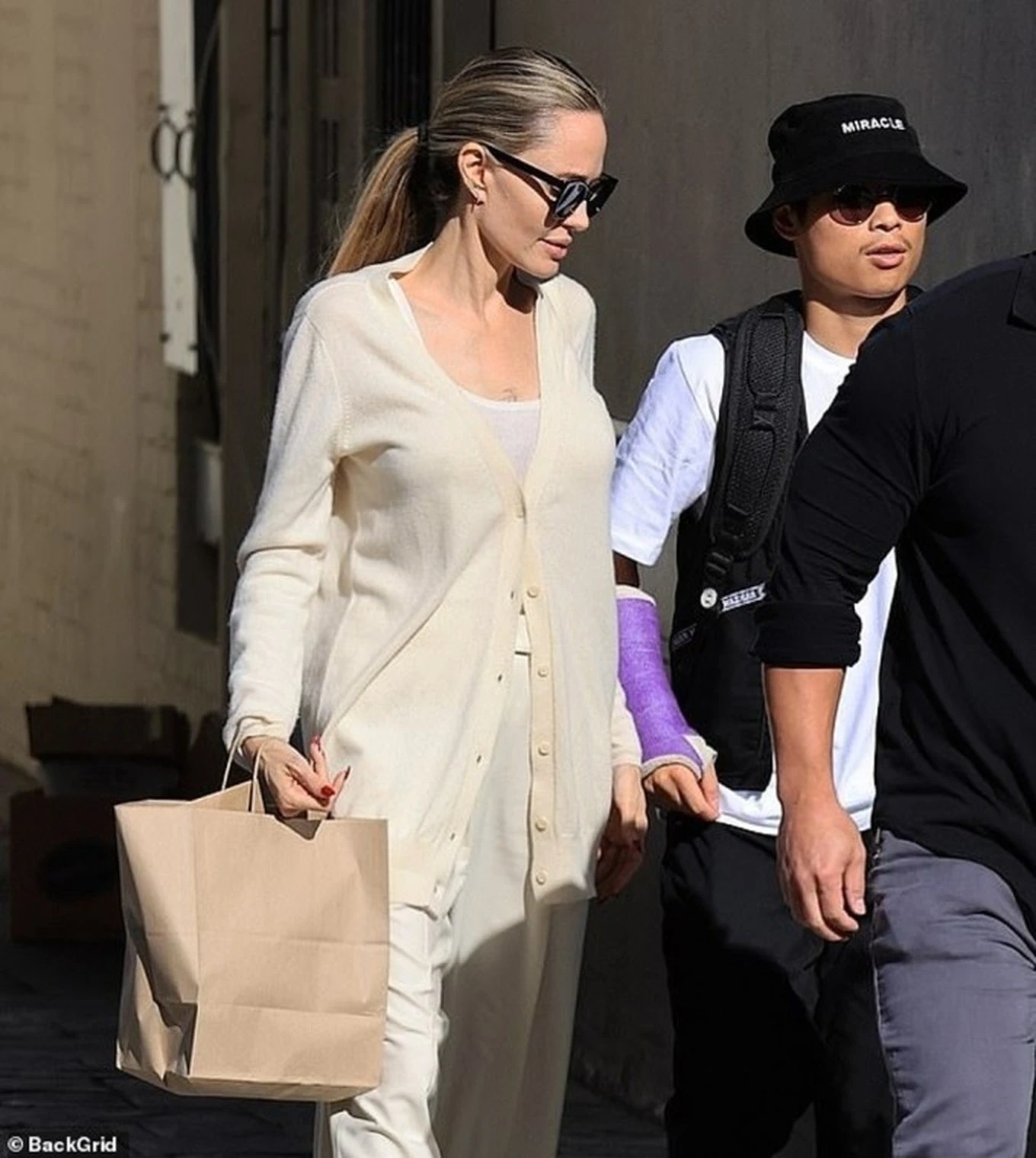 Angelina Jolies biological son opposes Pax Thiens playfulness, politely down the street - Photo 7