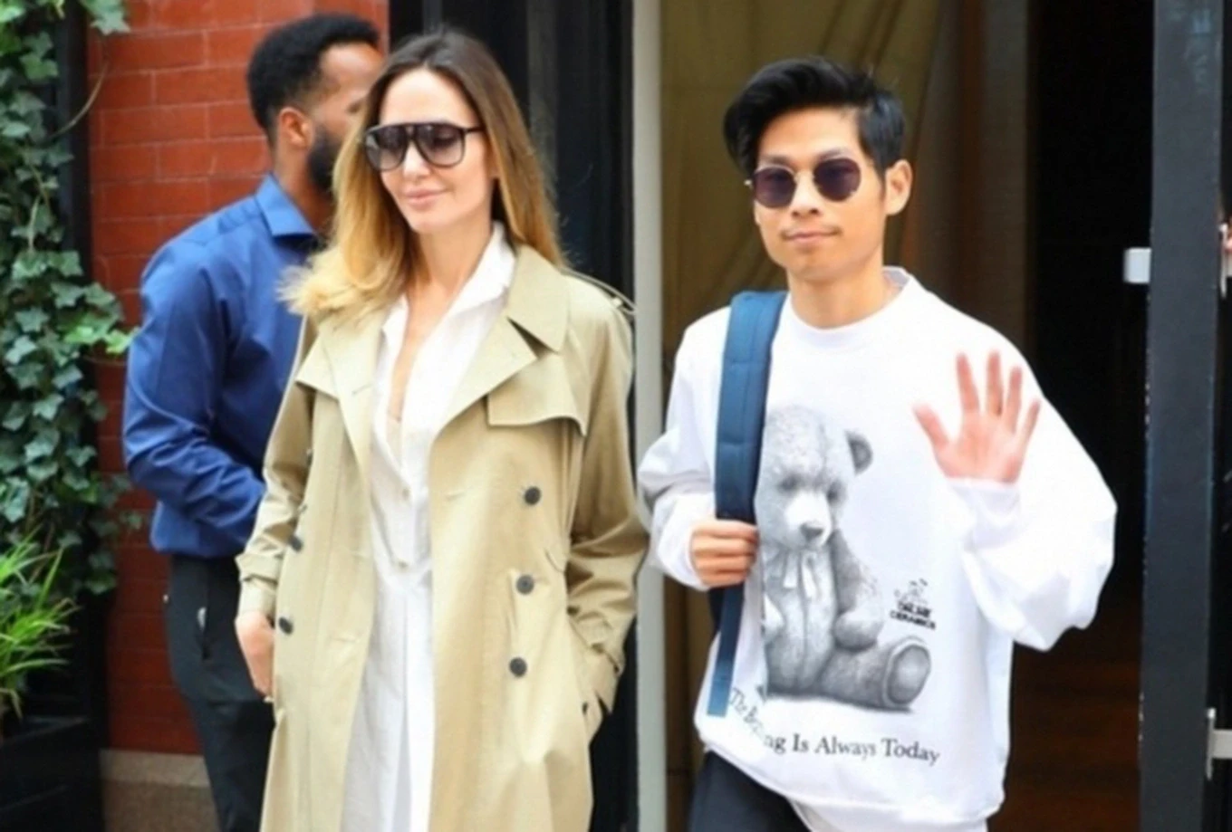 Angelina Jolies biological son opposes Pax Thiens playfulness, politely down the street - Photo 4