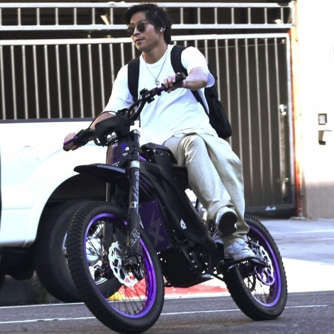 Angelina Jolies biological son opposes Pax Thiens playfulness, politely down the street - Photo 6