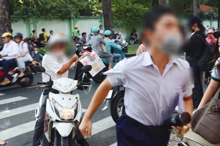 TPHCM: Thí sinh khóc nức nở vì nhớ nhầm giờ thi, bỏ lỡ kỳ thi tuyển sinh lớp 10 - Hình 1