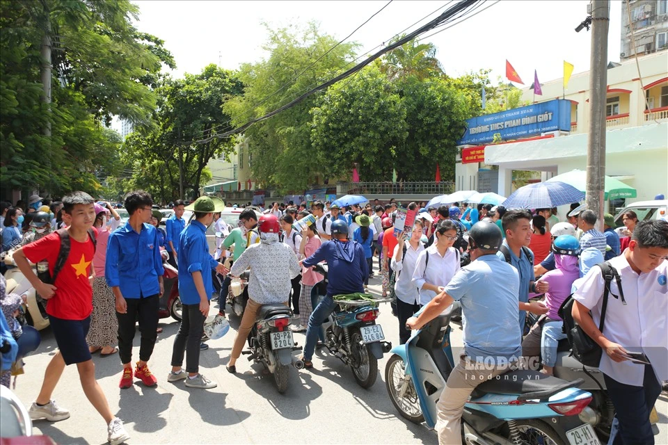 TPHCM: Thí sinh khóc nức nở vì nhớ nhầm giờ thi, bỏ lỡ kỳ thi tuyển sinh lớp 10 - Hình 5