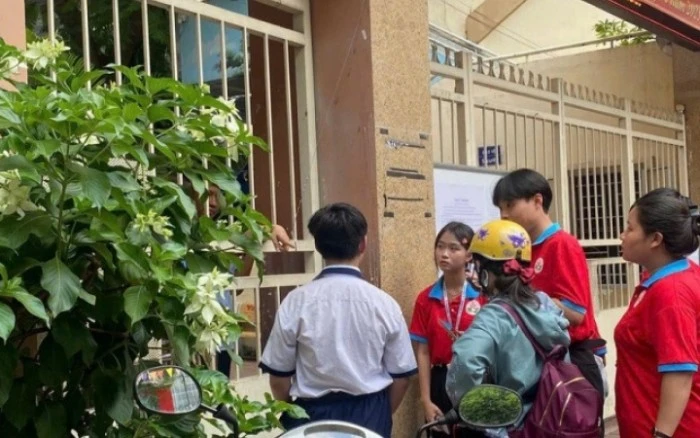 TPHCM: Thí sinh khóc nức nở vì nhớ nhầm giờ thi, bỏ lỡ kỳ thi tuyển sinh lớp 10 - Hình 2