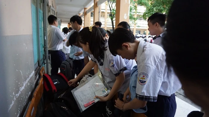 TPHCM: Thí sinh khóc nức nở vì nhớ nhầm giờ thi, bỏ lỡ kỳ thi tuyển sinh lớp 10 - Hình 6