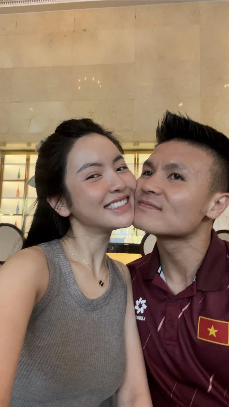 Vợ Quang Hải bị nói bất lịch sự vì đi giày lên bàn ăn để chụp ảnh cho nhà chồng - Hình 4