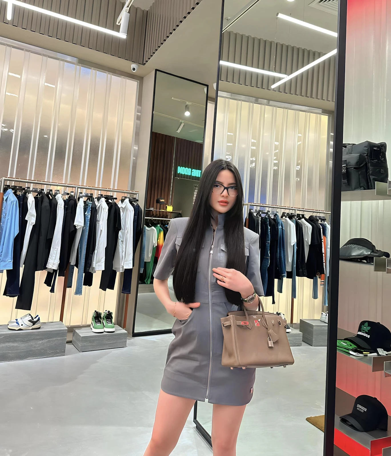 Vợ Quang Hải bị nói bất lịch sự vì đi giày lên bàn ăn để chụp ảnh cho nhà chồng - Hình 5