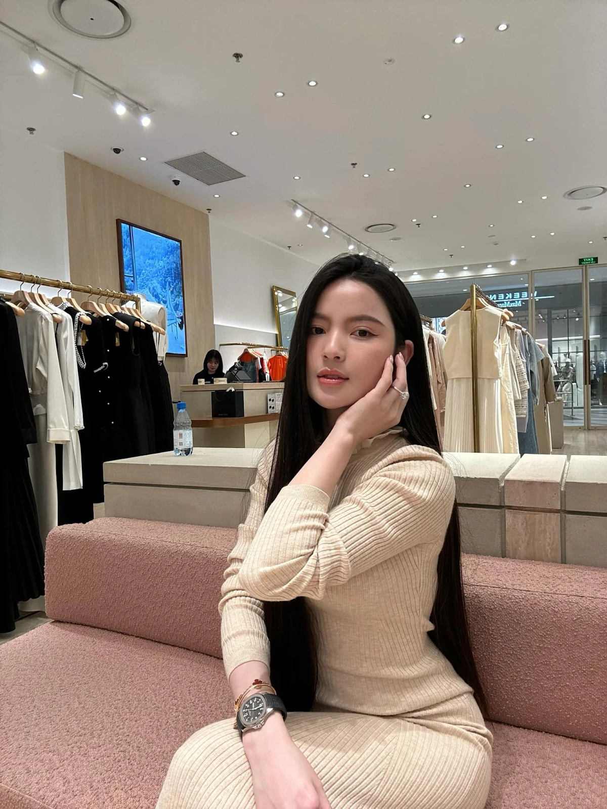 Vợ Quang Hải bị nói bất lịch sự vì đi giày lên bàn ăn để chụp ảnh cho nhà chồng - Hình 7