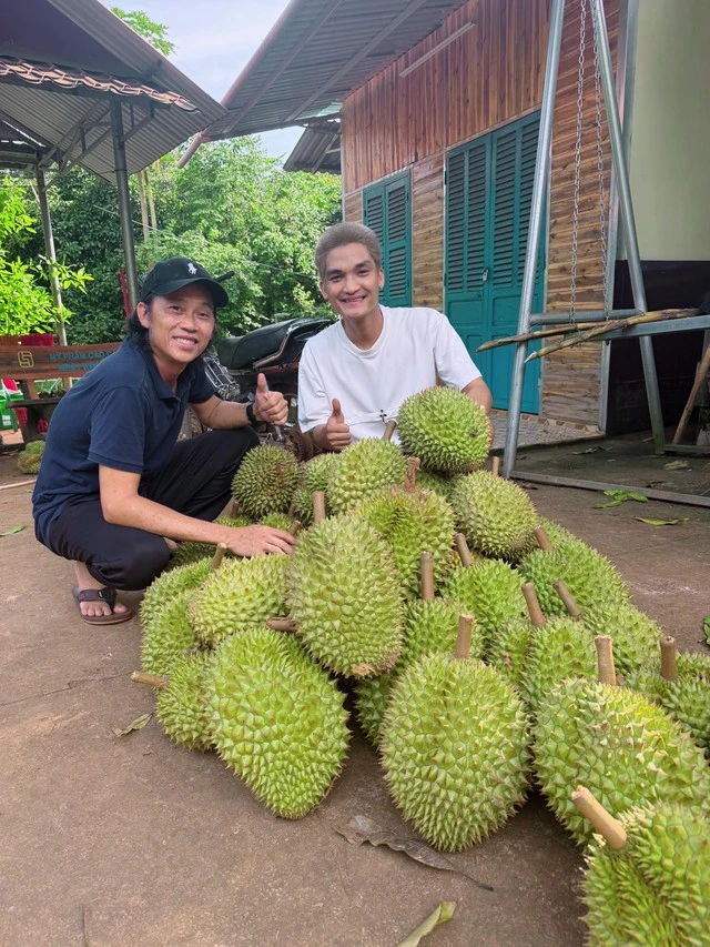 Hoài Linh lộ diện khác lạ, tàn tạ sau khi em trai công bố tin khẩn, CĐM lo ngại - Hình 2