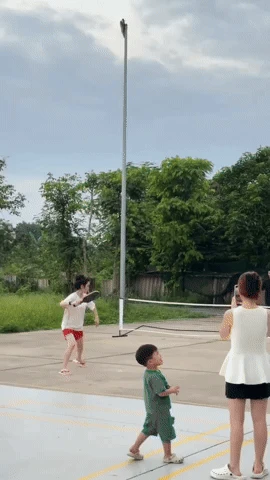 Chu Thanh Huyền chân đất đấu Pickleball với Quang Hải, quý tử hành động gây bão - Hình 2