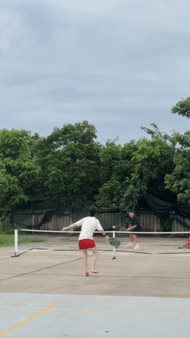 Chu Thanh Huyền chân đất đấu Pickleball với Quang Hải, quý tử hành động gây bão - Hình 3