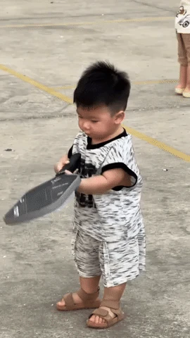 Chu Thanh Huyền chân đất đấu Pickleball với Quang Hải, quý tử hành động gây bão - Hình 7