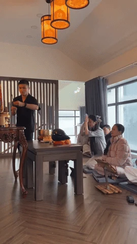 Quang Hải và gia đình làm điều đặc biệt cho nạn nhân lật tàu, con trai gây chú ý - Hình 1