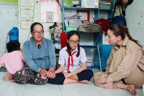 Hồ Ngọc Hà bỏ hào quang, xuống phố bán vé số giúp người nghèo, CĐM xúc động - Hình 3