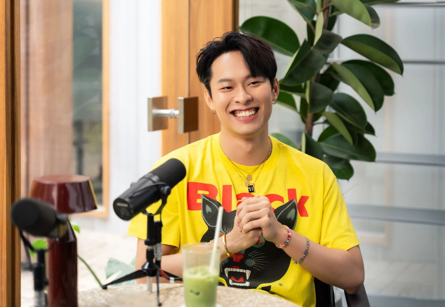 Bạn thân HIEUTHUHAI gặp nạn giữa sân khấu gương mặt đột nhiên biến dạng, fan sốc - Hình 6