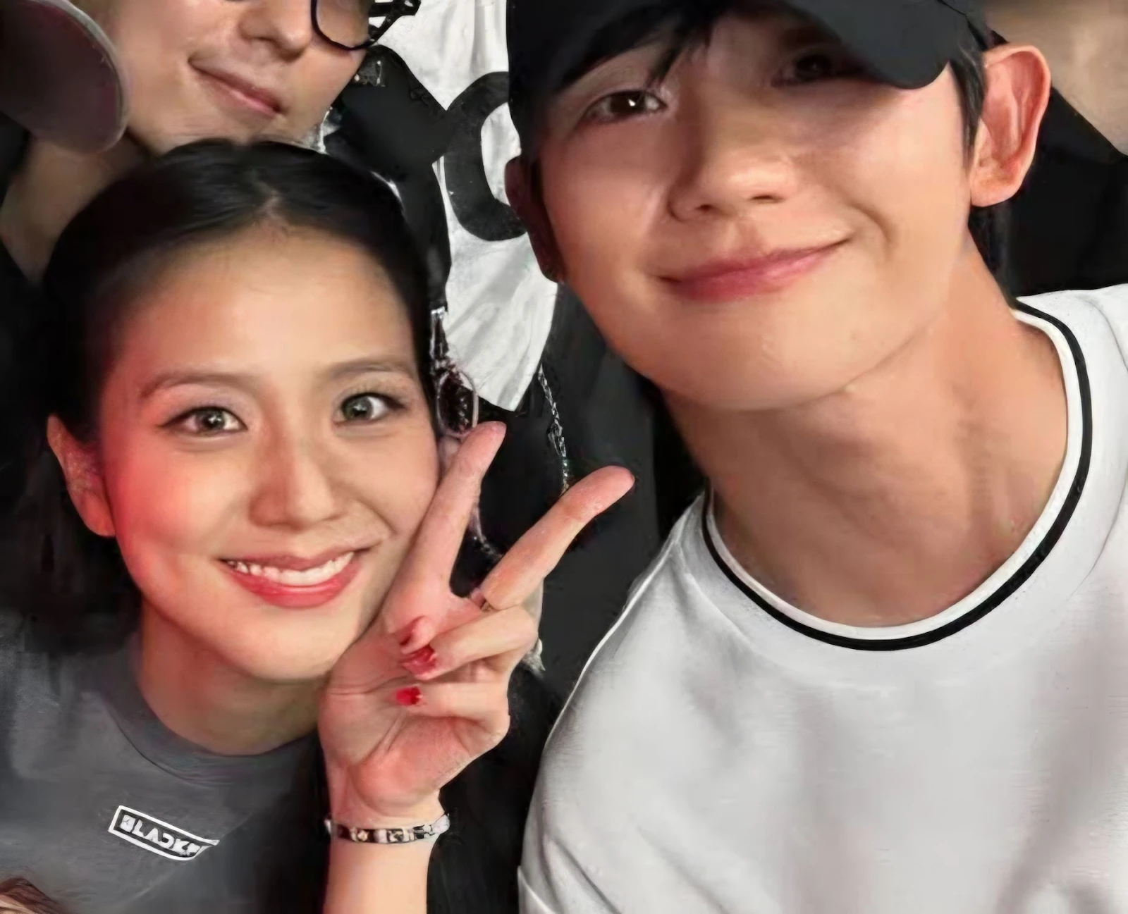 Rumored love Jisoo leaked behind-the-scenes photos of the BLACKPINK concert causing a fever, secretly dating? - Photo 3