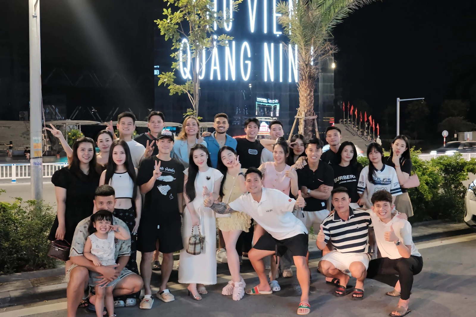 Van Toan was suddenly proposed, escaped from being a bridegroom, fans cheered Hoa Minzy - Photo 2