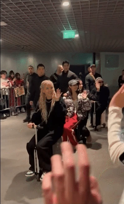 Con gái Triệu Vy xuống sắc giữa ồn ào, bắt chước BLACKPINK, mẹ ruột gây chú ý? - Hình 3