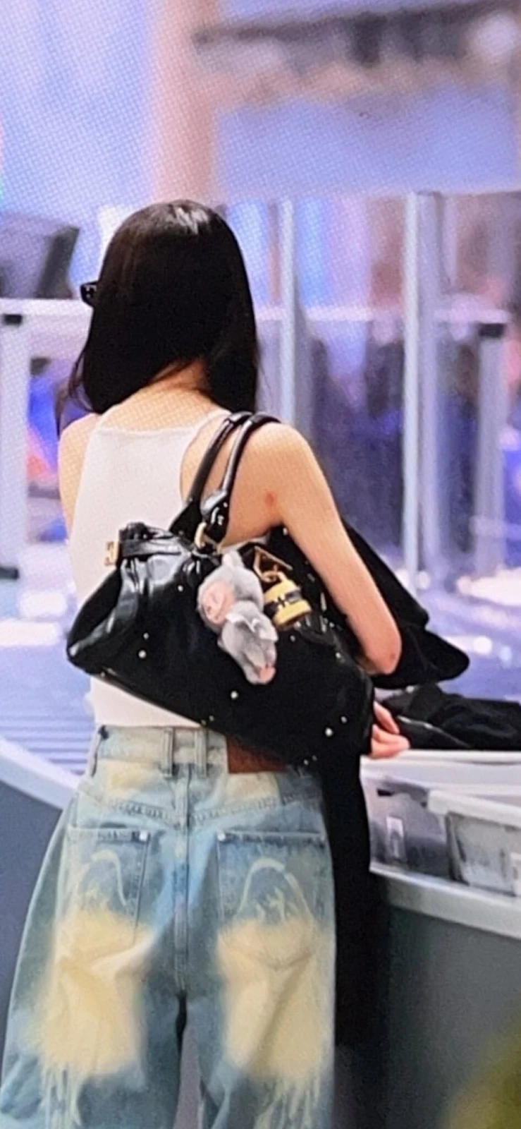 Anna (MEOVV) lộ vết bầm kỳ lạ ở tay và đùi, vóc dáng hoàn hảo là đồ fake? - Hình 2