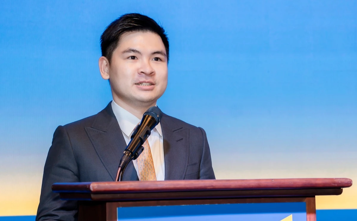 Chồng Đỗ Mỹ Linh dự đám cưới Nguyễn Văn Tùng, bị chụp lén, lộ diện mạo khó ngờ - Hình 2