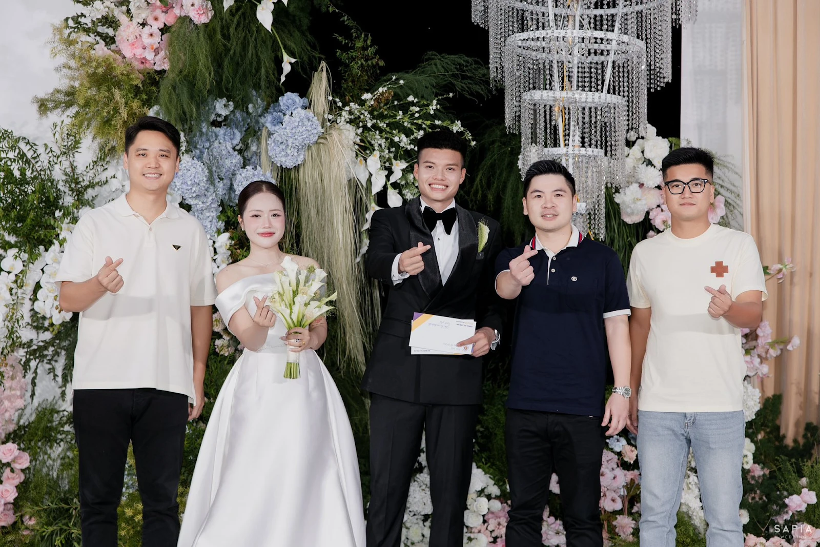 Chồng Đỗ Mỹ Linh dự đám cưới Nguyễn Văn Tùng, bị chụp lén, lộ diện mạo khó ngờ - Hình 1