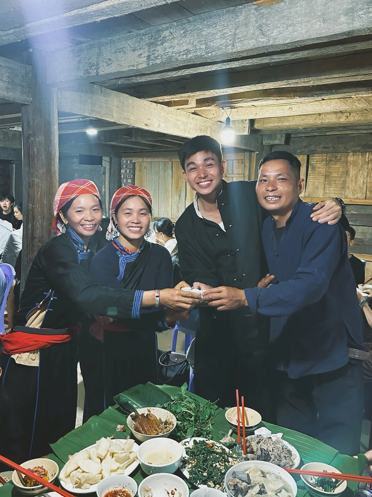 Jun Phạm về Bản Liền ôm chị Thông, lộ thời điểm ghi hình Gia Đình Haha mùa 2? - Hình 3