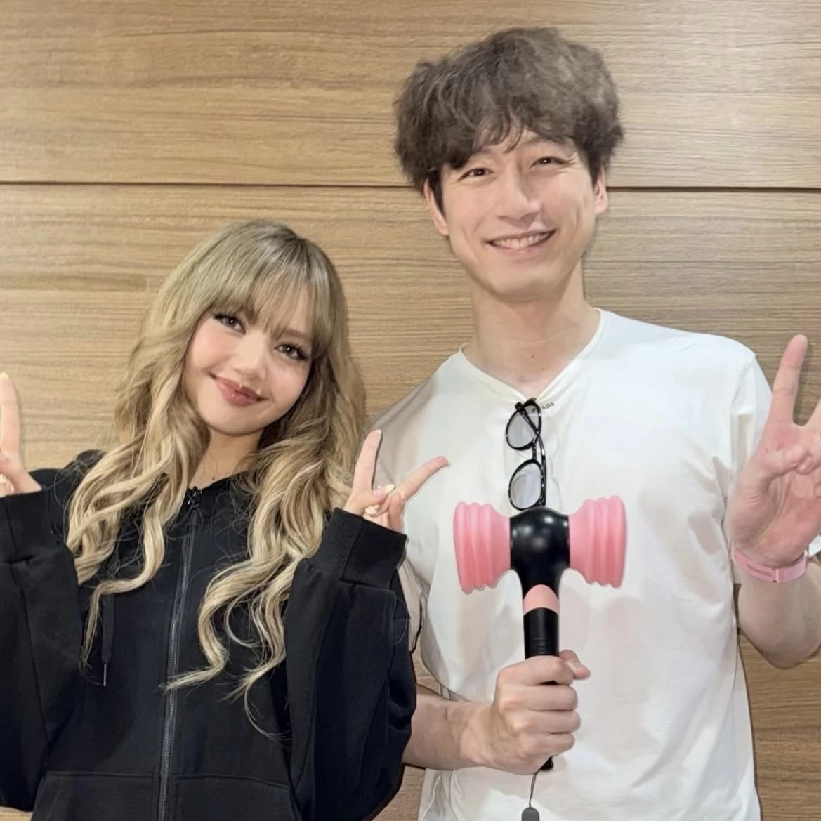 Lisa rò rỉ ảnh cầu hôn, mượn concert DEADLINE làm 1 điều khiến kpop náo loạn - Hình 5