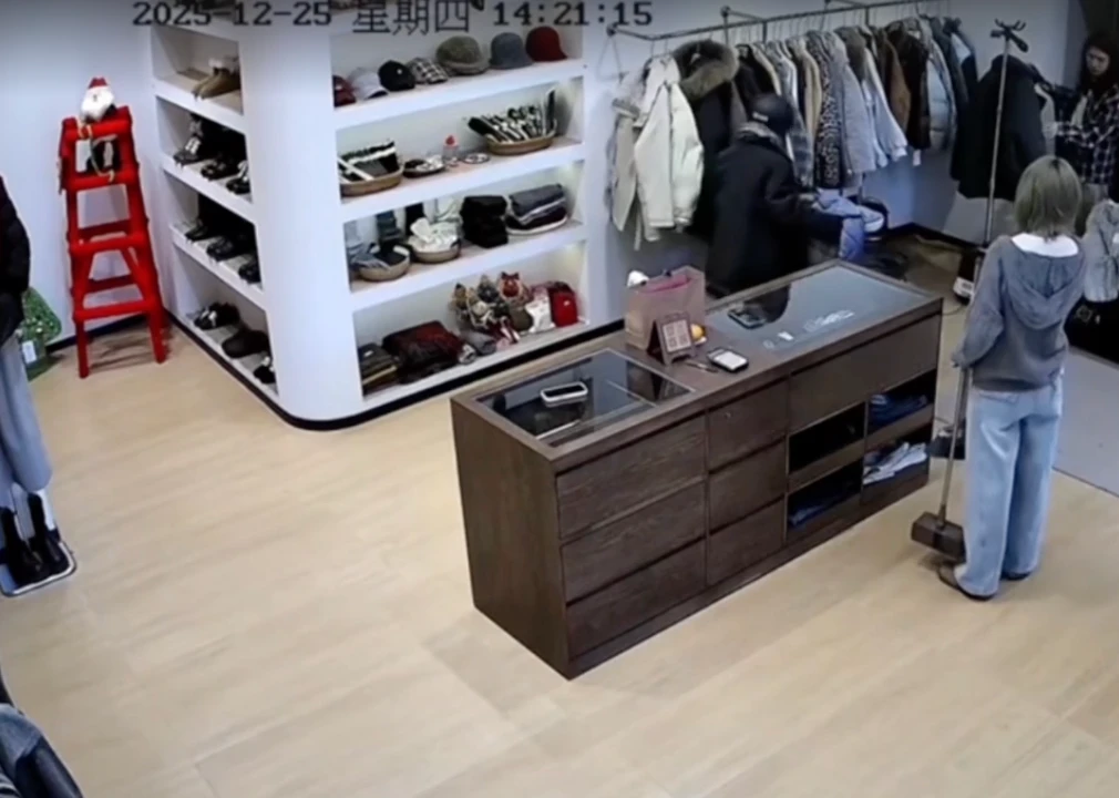 A store cleaning session and the unannounced entry into the store made everyone stand - Photo 3