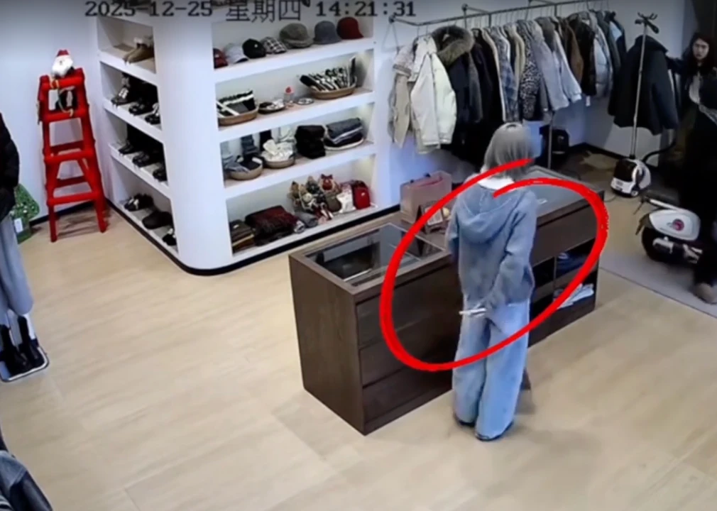 A store cleaning session and the unannounced entry into the store made everyone stand - Photo 4