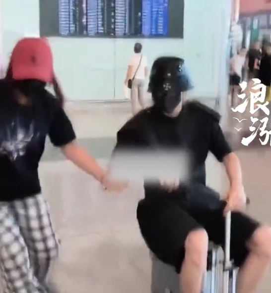 Cbiz male beauty grabbed the hair of a strange girl in the middle of the airport, knocked the phone away, the victim said shocked - Photo 3