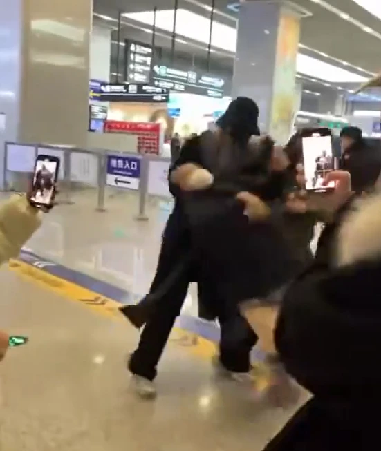 Cbiz male beauty grabbed the hair of a strange girl in the middle of the airport, knocked the phone away, the victim said shocked - Photo 2