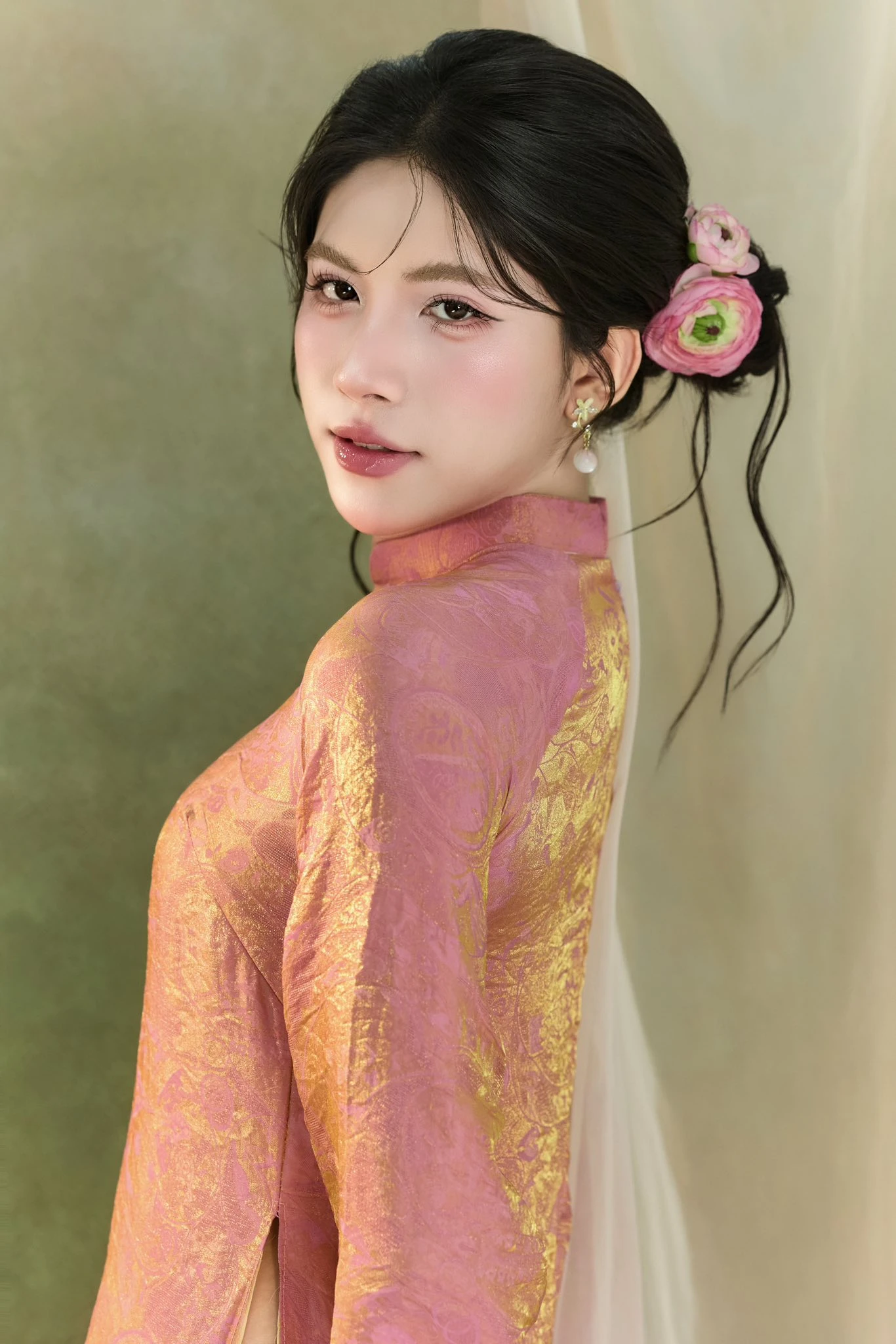 View - The handsome runner-up suddenly changed gender to female, wanted to compete in the Miss Universe contest, his parents' attitude | Hot KOLs | Life - VGT TV