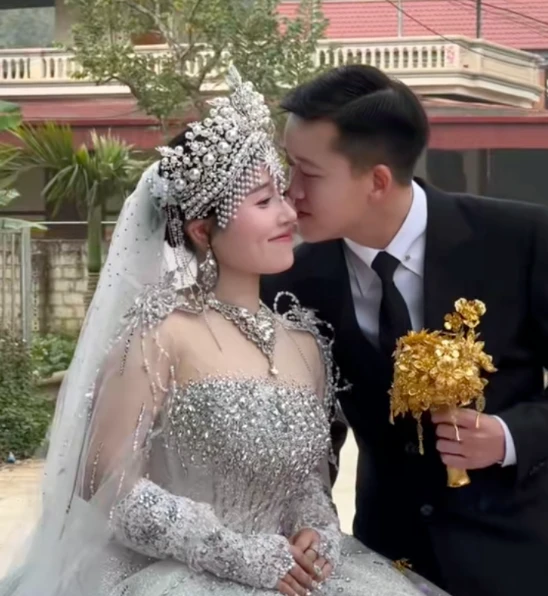 Cô dâu Phú Thọ đội vương miện, cầm hoa cưới bằng vàng, chú rể sốc vì 1 chi tiết! - Hình 4
