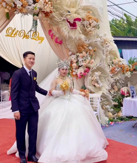 Cô dâu Phú Thọ đội vương miện, cầm hoa cưới bằng vàng, chú rể sốc vì 1 chi tiết! - Hình 2