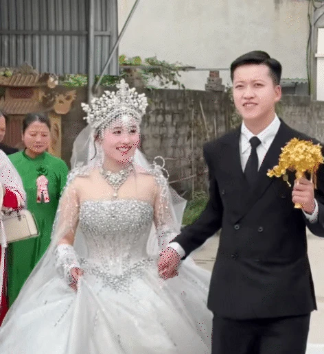 Cô dâu Phú Thọ đội vương miện, cầm hoa cưới bằng vàng, chú rể sốc vì 1 chi tiết! - Hình 3