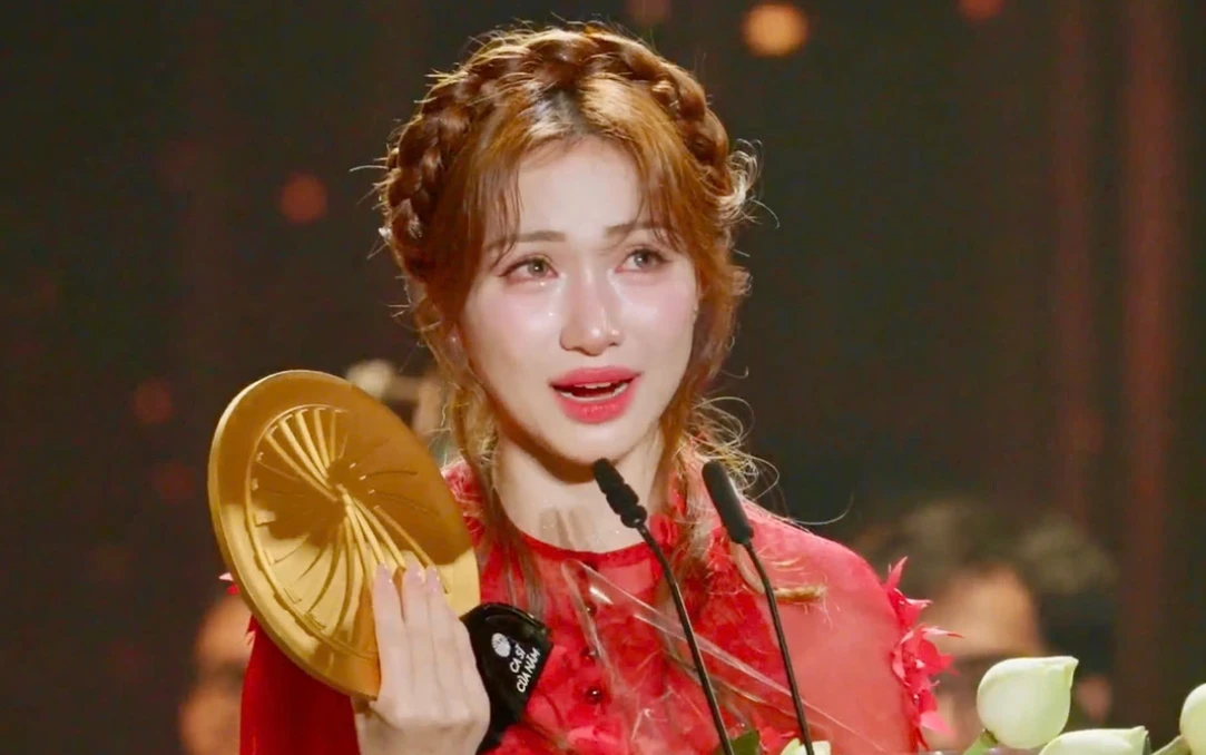 Hòa Minzy nức nở nhận giải thưởng, Phương Mỹ Chi liền có thái độ lạ, bị soi sốc - Hình 2