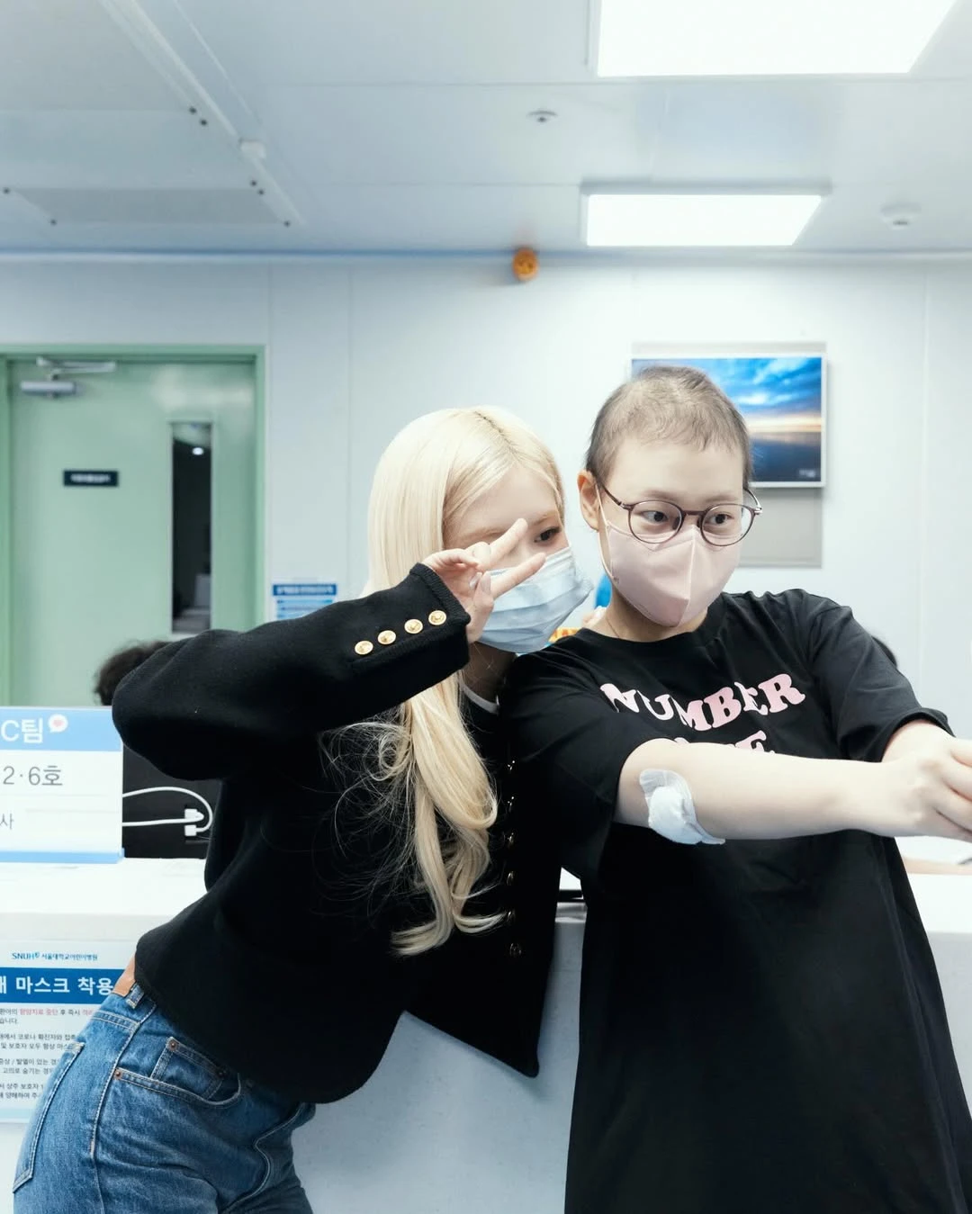 View - Rosé (BLACKPINK) was ridiculed by fans, went to charity but brought the crew, revealing the truth? | Korean stars | Entertainment - VGT TV