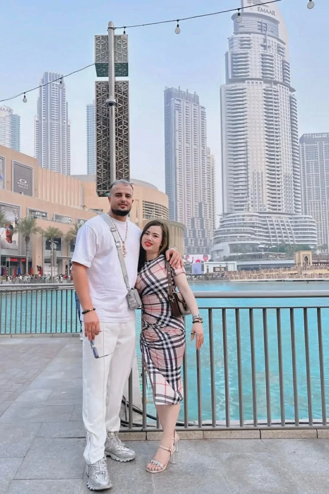 View - Vietnamese brides married to Moroccan husbands are processioned like royal palanquins, the ceremony is a golden box | Hot trend | Life - VGT TV