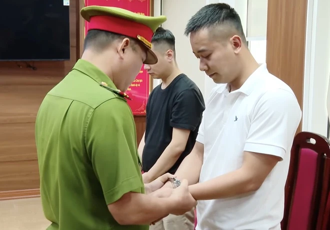 Team châu Phi đến thăm, Quang Linh Vlog hỏi đúng 3 câu gây xót xa - Hình 2