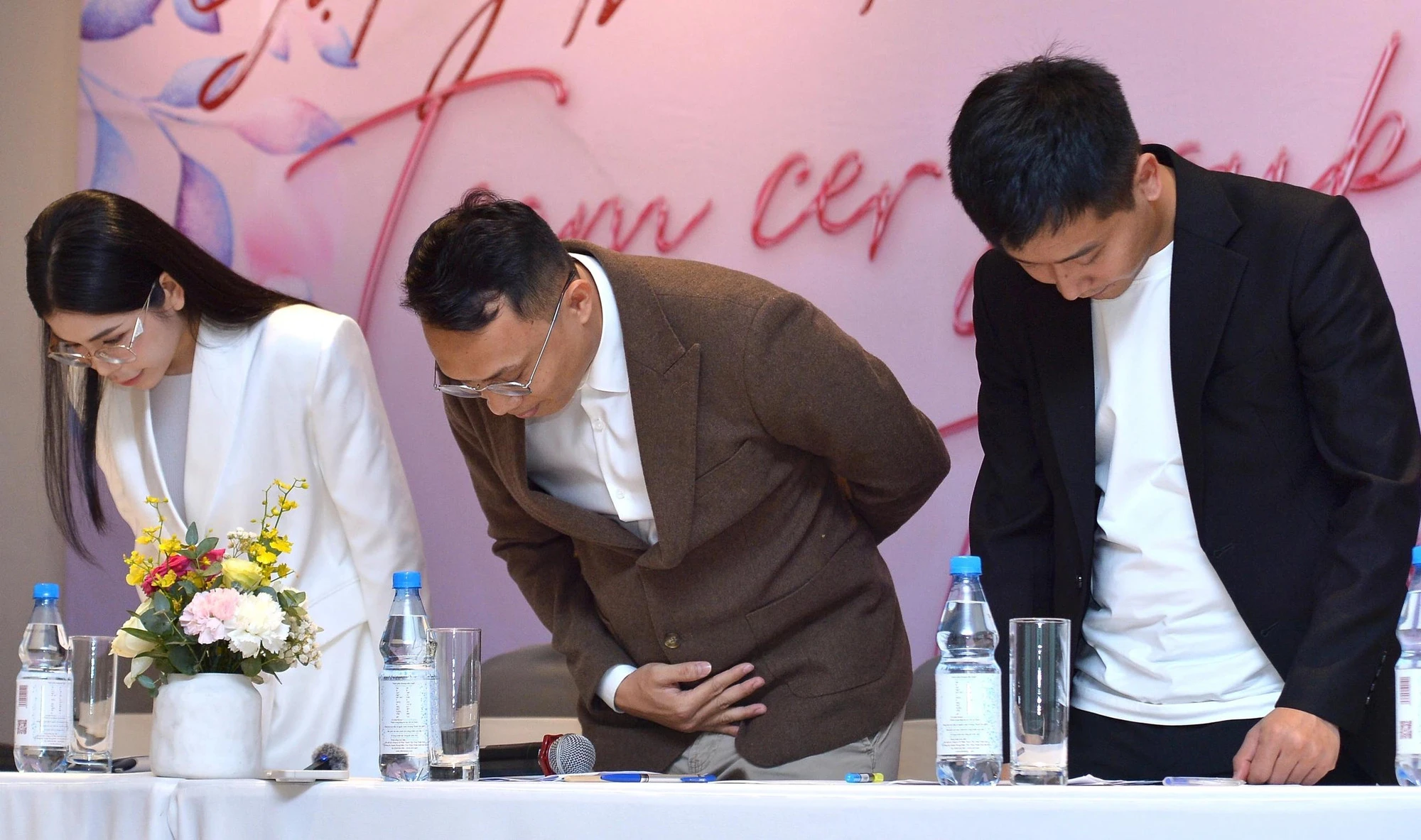 Team châu Phi đến thăm, Quang Linh Vlog hỏi đúng 3 câu gây xót xa - Hình 5