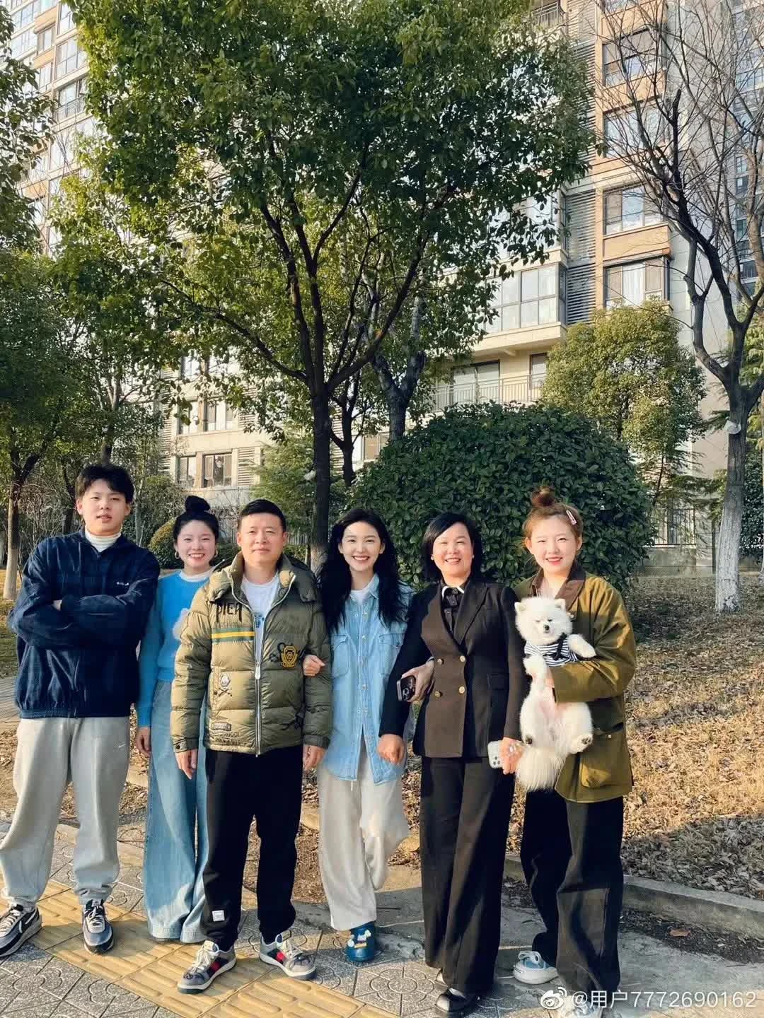 Chương Nhược Nam bị đồn yêu trai giàu sống khổ, ở nhà thuê đi rửa bát kiếm tiền? - Hình 4