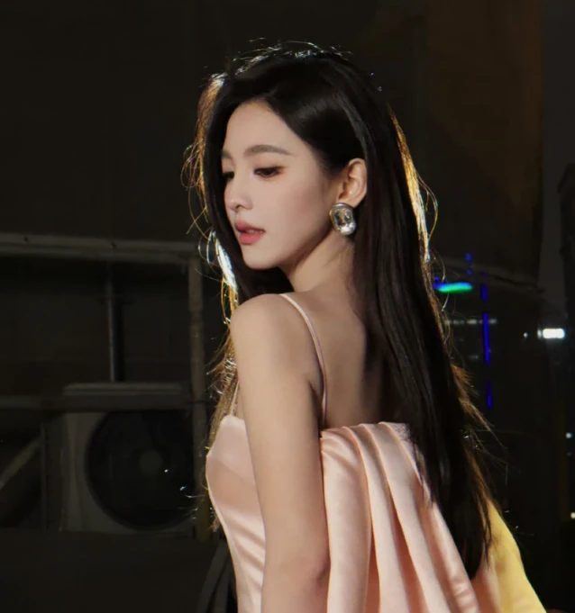 Chương Nhược Nam bị đồn yêu trai giàu sống khổ, ở nhà thuê đi rửa bát kiếm tiền? - Hình 5