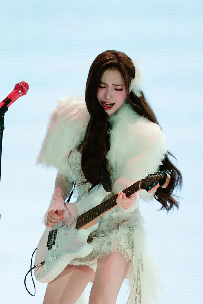 Hoa Minzy performed adventurously, invested in a huge dress, the total cost of the concert was 20 billion? - Photo 5