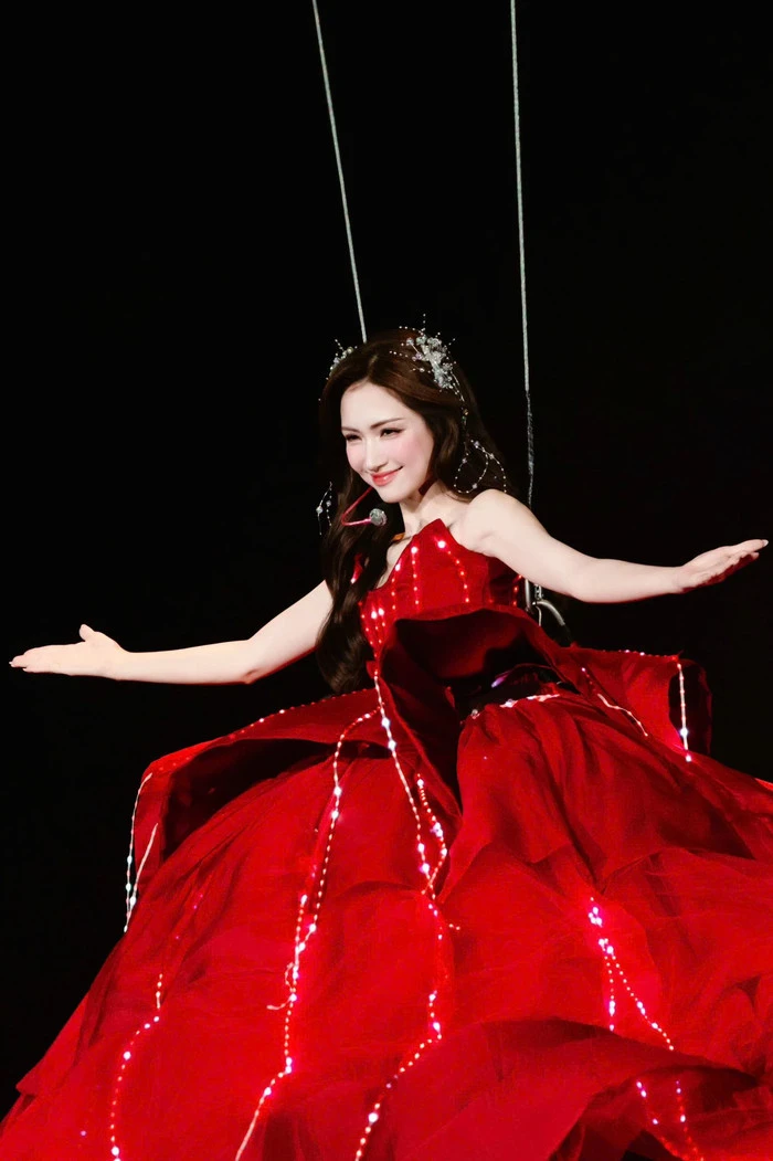 Hoa Minzy performed adventurously, invested in a huge dress, the total cost of the concert was 20 billion? - Photo 3