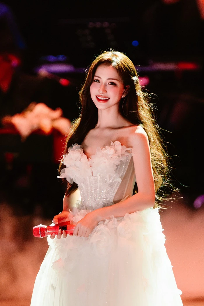 Hoa Minzy performed adventurously, invested in a huge dress, the total cost of the concert was 20 billion? - Photo 6