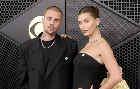 Justin Bieber gây sốc, cởi trần mặc quần đùi, náo loạn sân khấu Grammy 2026 - Hình 2