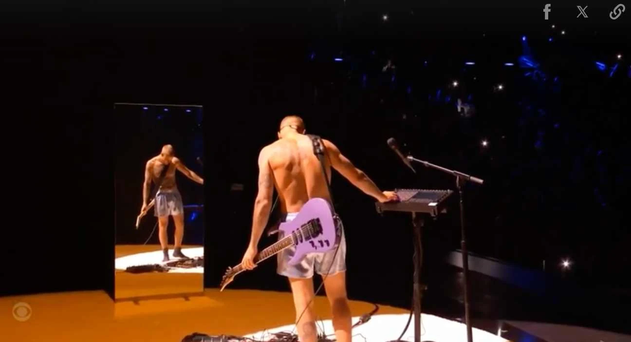 Justin Bieber gây sốc, cởi trần mặc quần đùi, náo loạn sân khấu Grammy 2026 - Hình 4