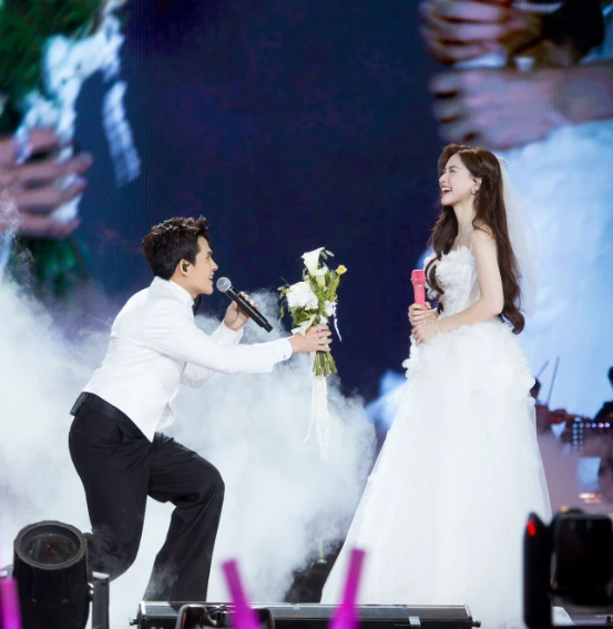 Quốc Thiên: Quán quân Vietnam Idol cầu hôn Hòa Minzy, khóa môi trước 8k người? - Hình 10