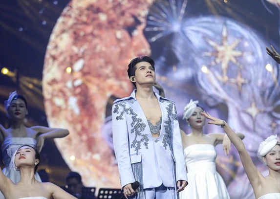 Quốc Thiên: Quán quân Vietnam Idol cầu hôn Hòa Minzy, khóa môi trước 8k người? - Hình 5