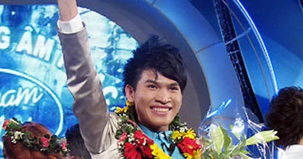 Quốc Thiên: Quán quân Vietnam Idol cầu hôn Hòa Minzy, khóa môi trước 8k người? - Hình 2